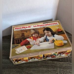 Vtg Tupperware Mini-Mix-It Children's Baking Set
